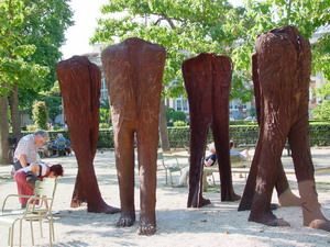 0019_magdalena_abakanowicz_ne1939_iron_cast_figues_06_290x100x145