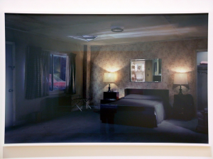 0015_gregory_crewdson_2007_sous_la_surface_des_roses_149x227-5cm_resize