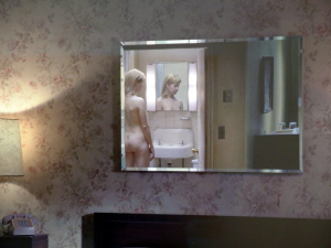 0016_gregory_crewdson_2007_sous_la_surface_des_roses_149x227-5cm_resize