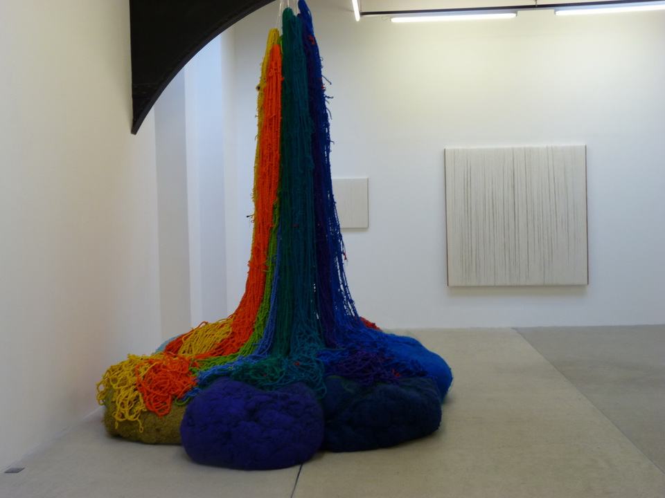 079 Sheila Hicks Atterrissage 480 x 430 x 260 cm (dimensions variables) 2014