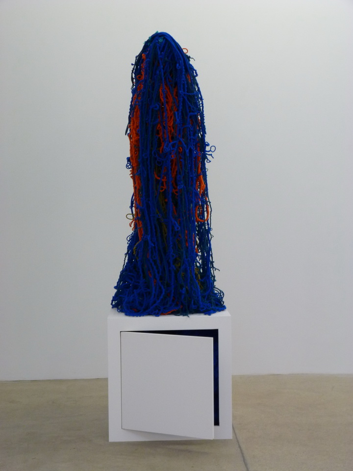 080 Sheila Hicks ne1934 la Sentinella 230 x 70 x 70 cm 2013