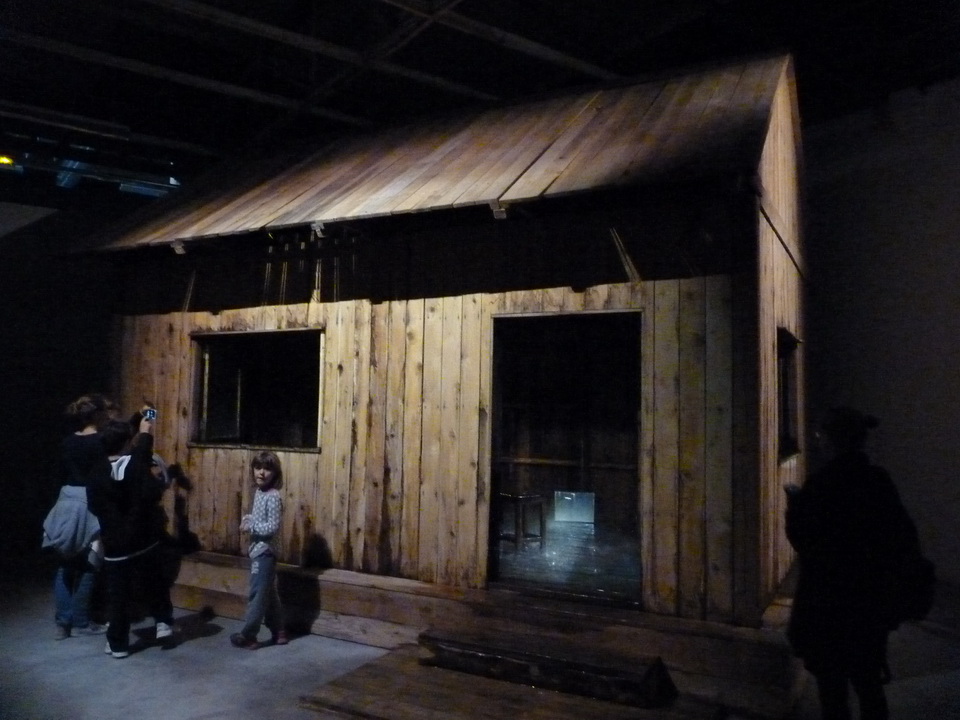 022 Stephane Thidet b1974 sans titre -le refuge 2007 installation