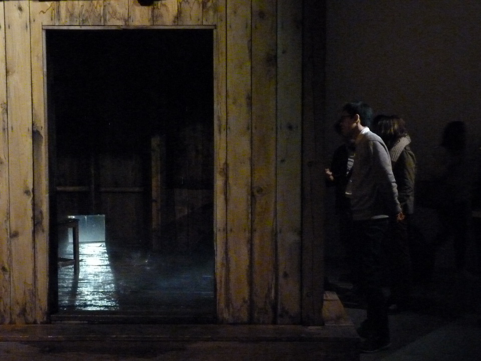022-5 Stephane Thidet b1974 sans titre -le refuge 2007 installation bois meuble pompes eau