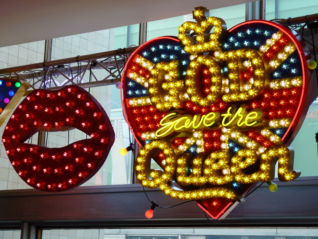 009 Chris Bracey neon man 2015
