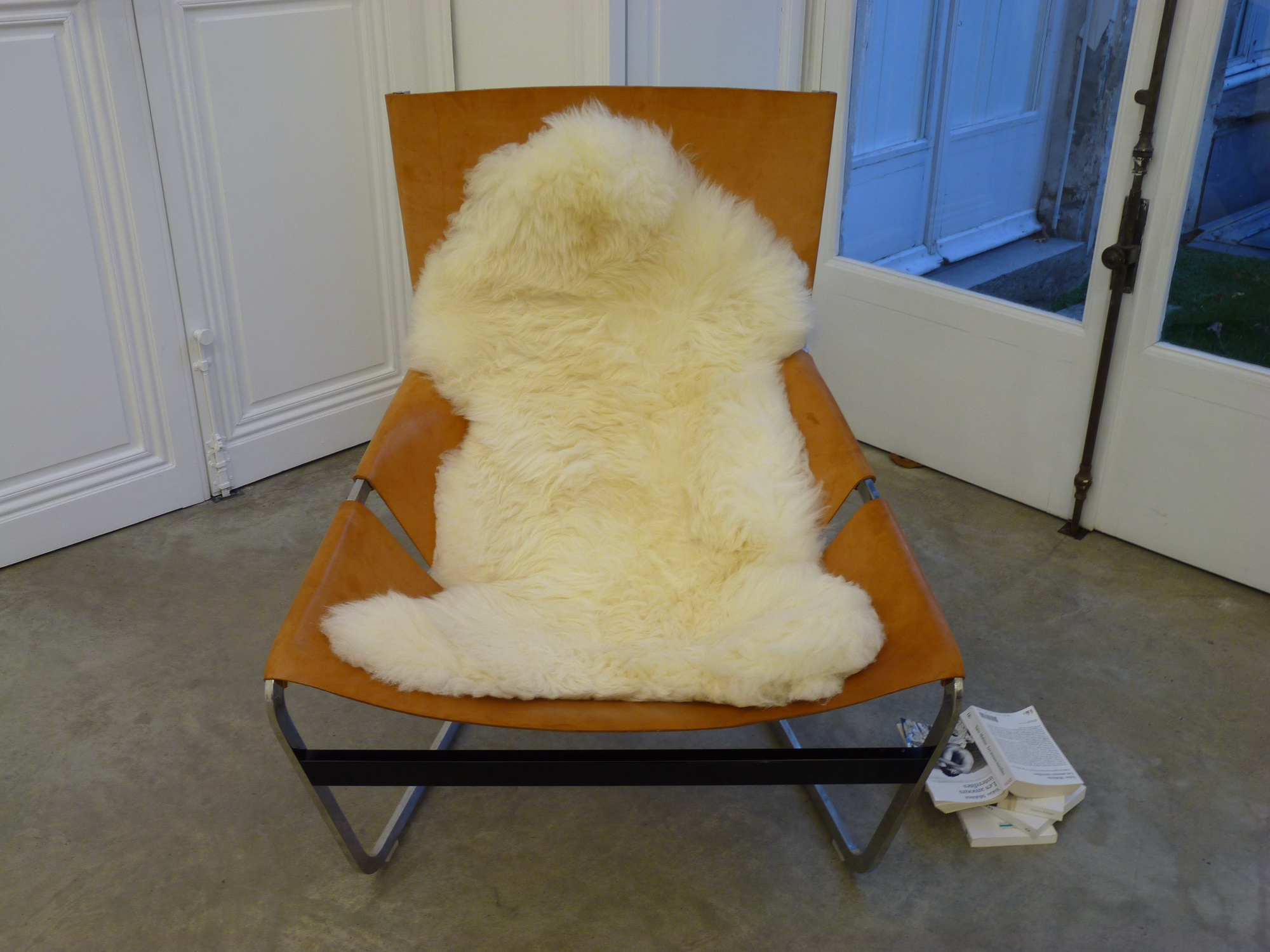 031-3 Elmgreen & Dragset untitled -home is the place you lefr 2008 fauteuil P.Paulin F44 73x97x82cm photo P.Paulin F44 110x80cm