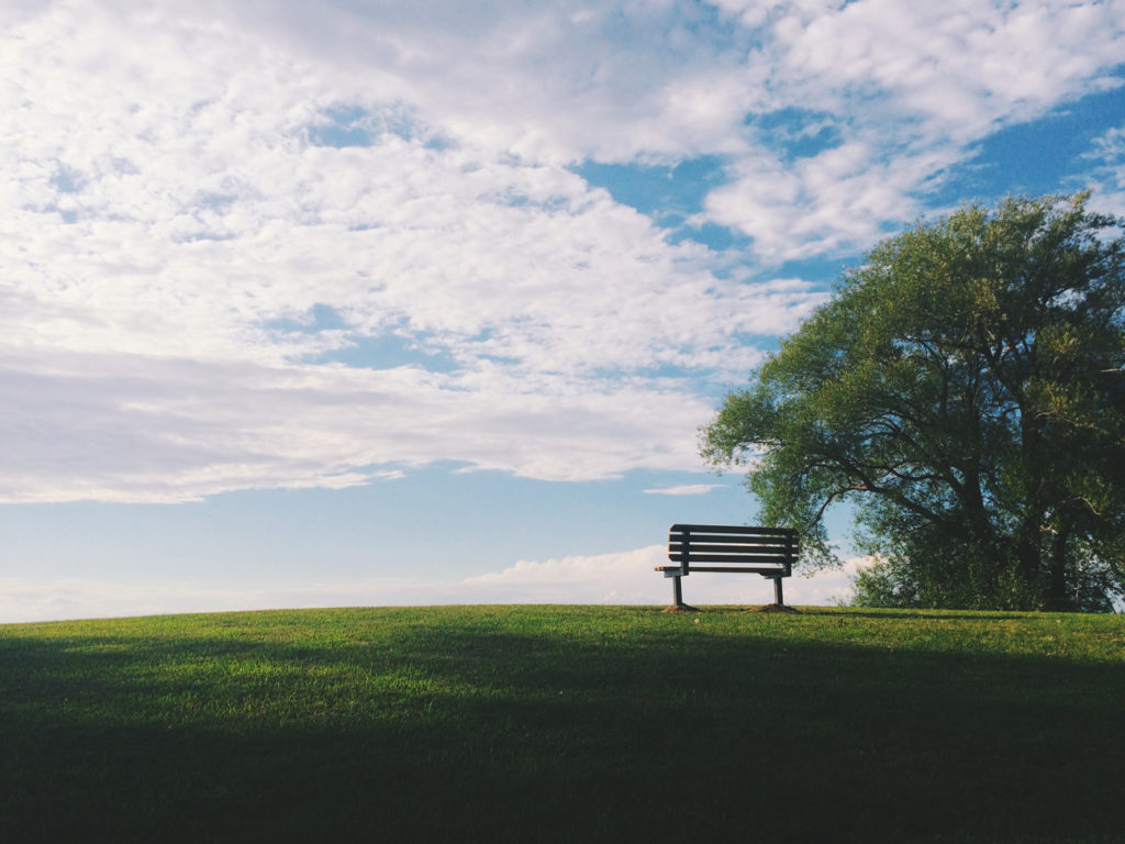 Un banc face à l'horizon