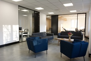 45f7cd5e d083 4bf2 ab65 6c5afc02bcc0 fotografia profissional rosto alegria sala