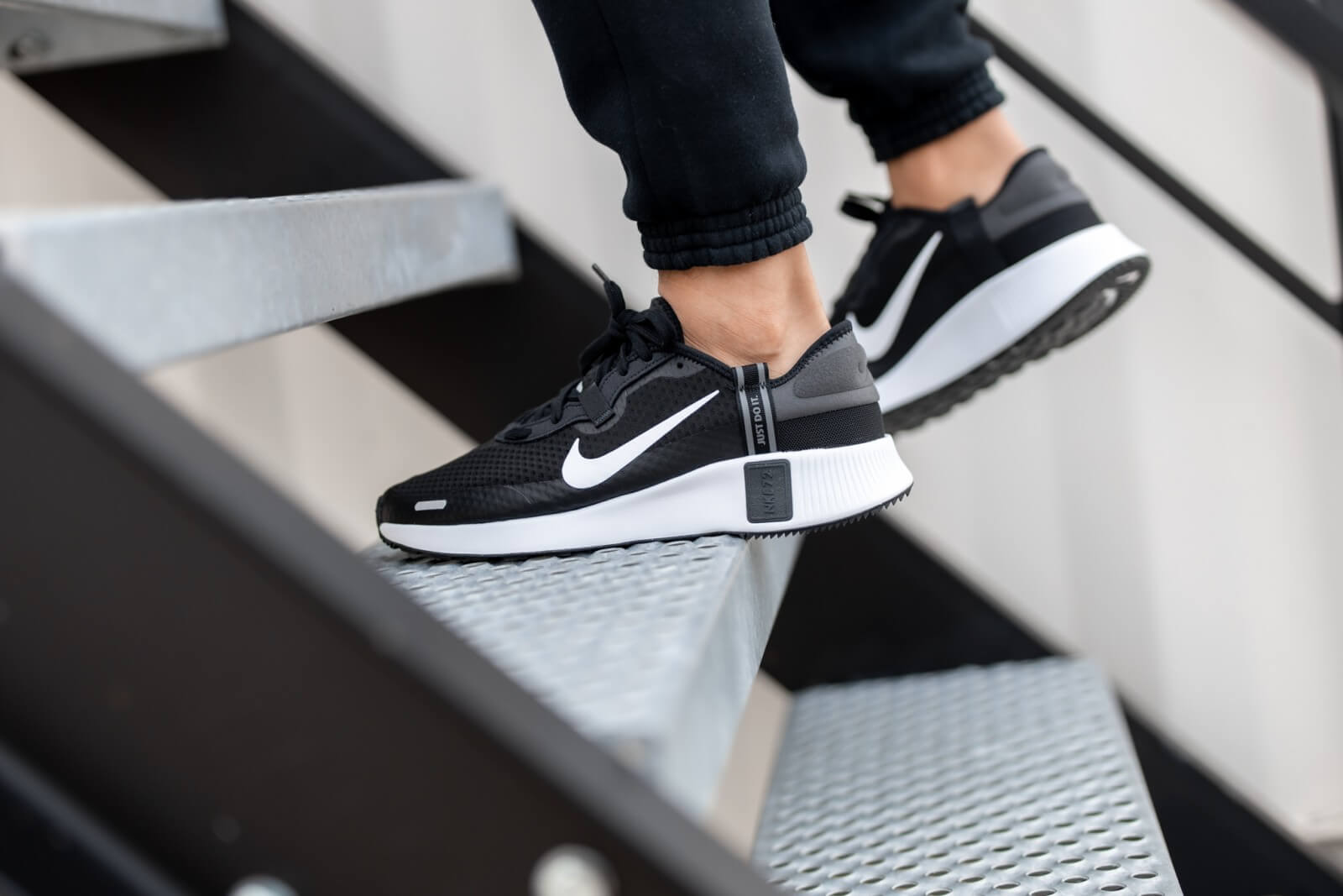 Nike Homme – Chaussures Nike Reposto – Noir / Blanc – Drest