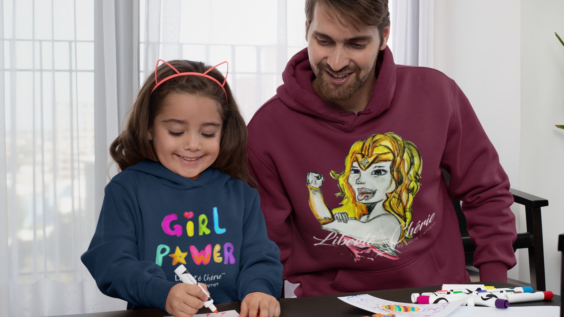 père fille portant un sweat engagé