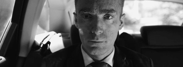 Pepper White à l'arrière de la voiture