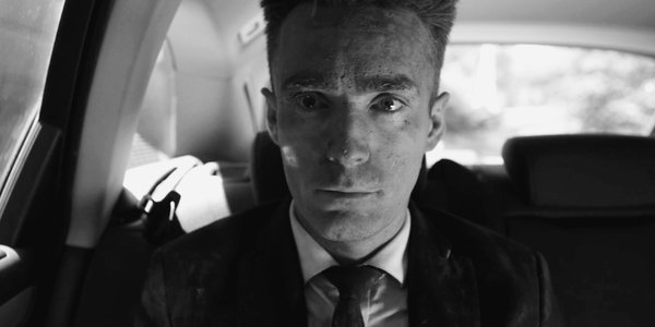 Pepper White à l'arrière de la voiture