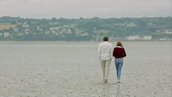 personnages de dos à marée basse