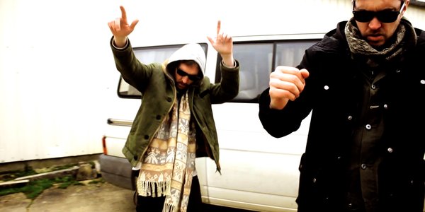 2 hommes dansent devant une voiture - Jusqu'ici tout va bien cover