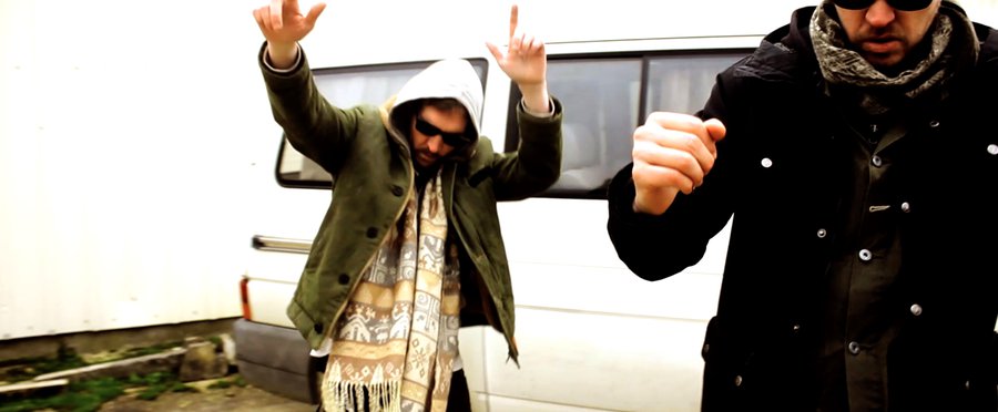 2 hommes dansent devant une voiture - Jusqu'ici tout va bien cover