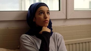 fille dans sa chambre