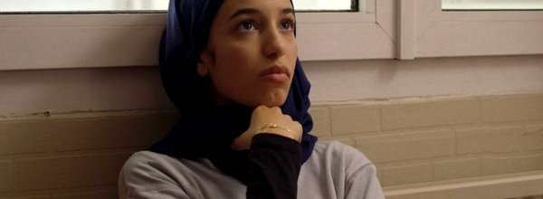 fille dans sa chambre