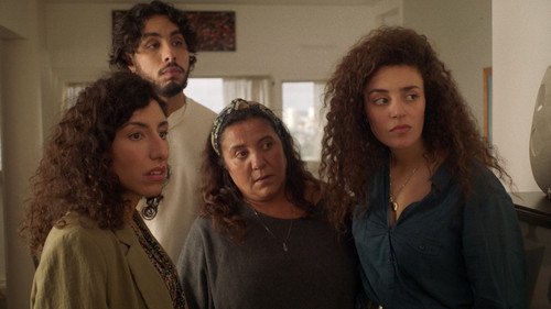 famille regarde la fille sortir