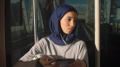 fille voilée dans le tram