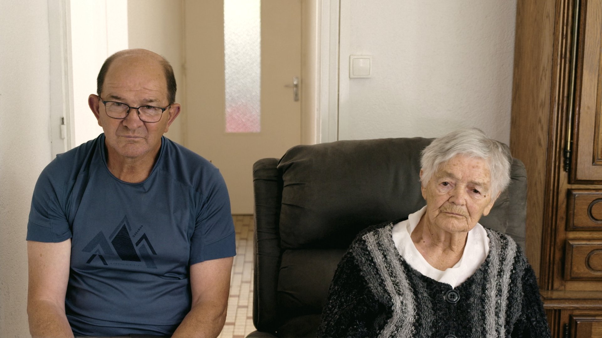mère et fils regarde la tv
