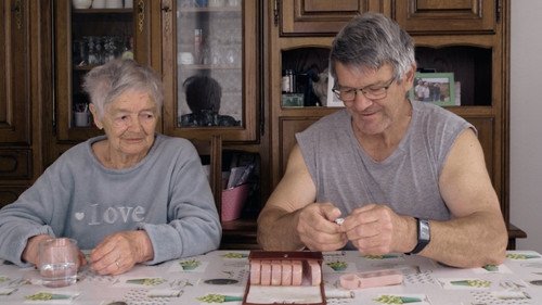 mere et fils qui aide pour la prise de médicaments