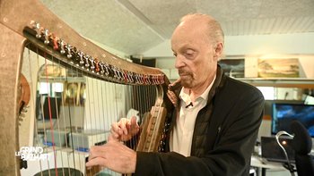 Alan Stivell fait de la harpe - LGB