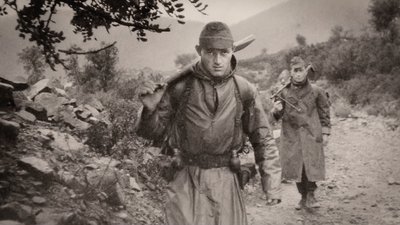 Ancien militaire avec fusil sur l'épaule - Retour en Algerie