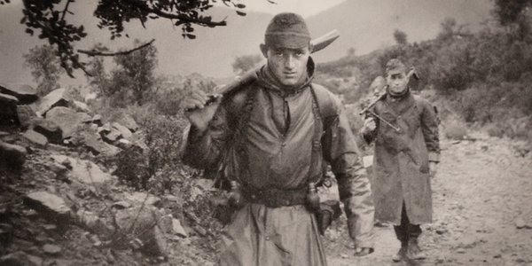 Ancien militaire avec fusil sur l'épaule - Retour en Algerie