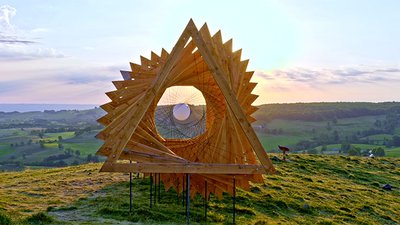 Ballon dans structure landart Ajax Tow