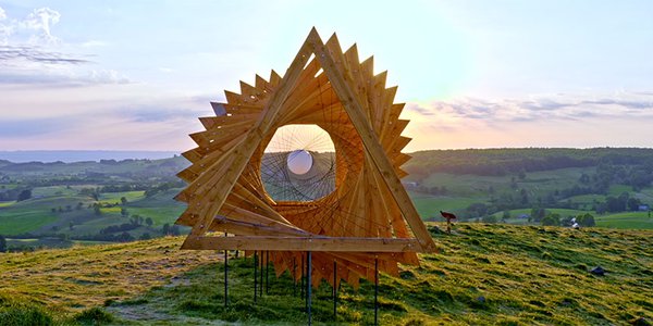 Ballon dans structure landart Ajax Tow