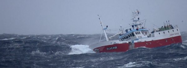 Bateau dans la tempete