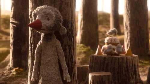 ours caché derriere un arbre