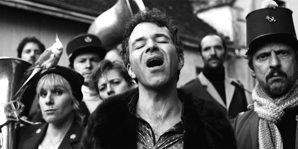 Chanteur devant fanfare Chi Ci Talia Crimi