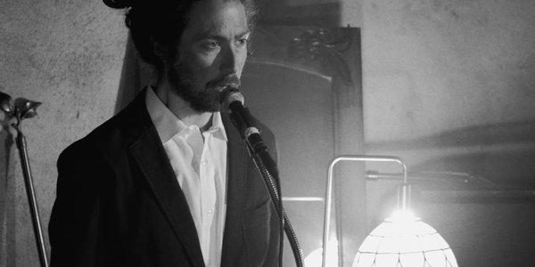 Chanteur noir et blanc - Mick Strauss