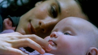 Claire caresse la joue de son bébé