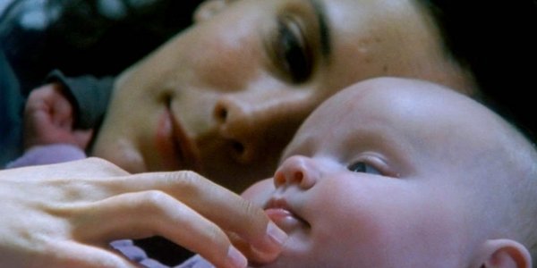 Claire caresse la joue de son bébé