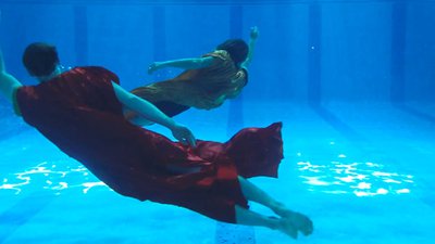 Clip Stërnn nageurs drapés sous l'eau