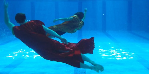 Clip Stërnn nageurs drapés sous l'eau