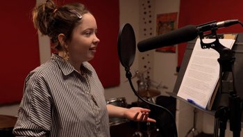 galane devant un micro