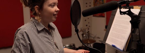 galane devant un micro