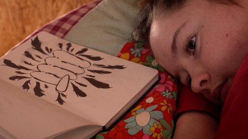 galane allongée devant un dessin