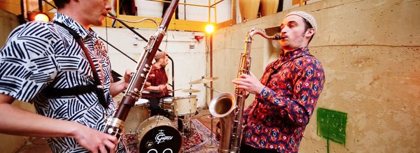 Deux musiciens se regardent - Disco Chamo