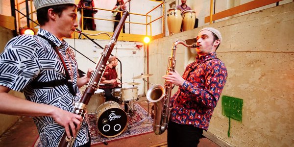 Deux musiciens se regardent - Disco Chamo