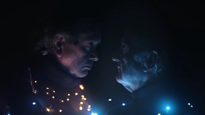 Deux personnes habillees avec des guirlandes dansent ensemble - run.png