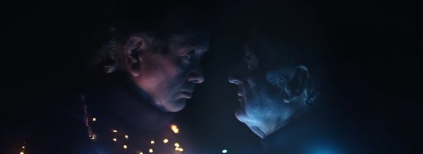 Deux personnes habillees avec des guirlandes dansent ensemble - run.png