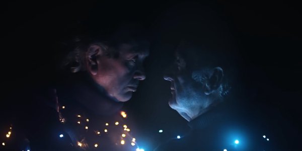 Deux personnes habillees avec des guirlandes dansent ensemble - run.png