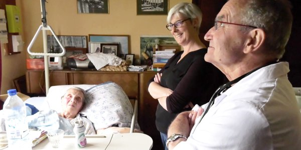docteurs et personne agée dans un lit - Retour à domicile