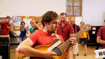 Dorian Taburet joue de la guitare