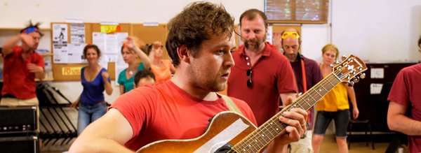 Dorian Taburet joue de la guitare