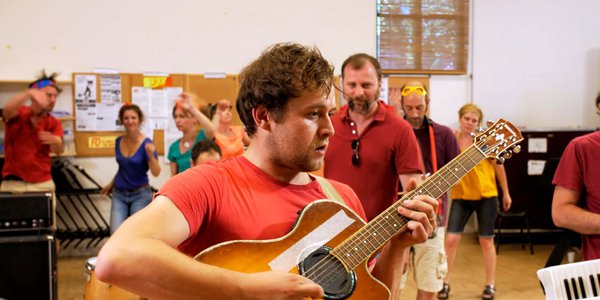 Dorian Taburet joue de la guitare