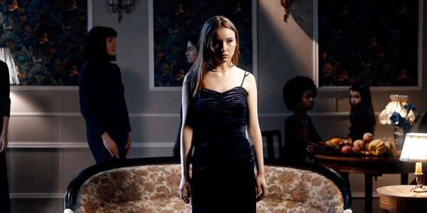 En robe noire devant canape Absorbe Jeanne Bonjour cover